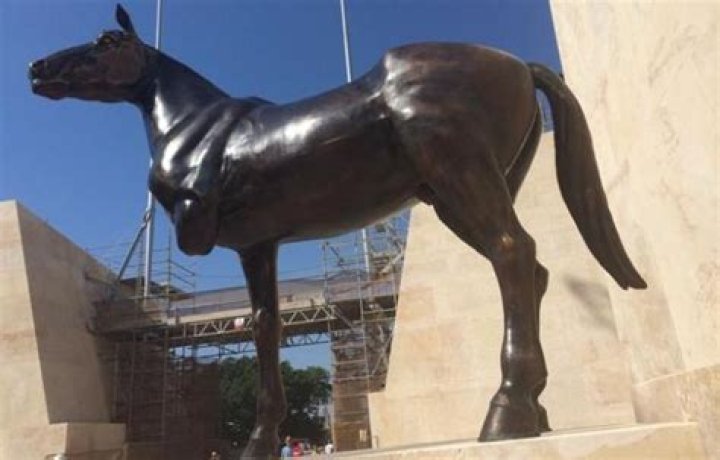 Are there 3 legged horses?